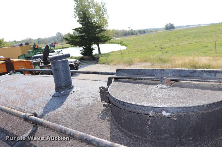 image for item ED9538 1988 Ford L9000 oil distributor truck