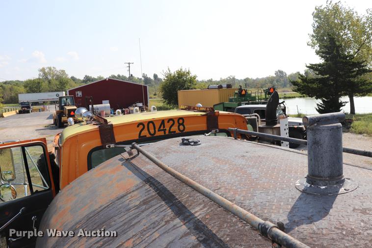 image for item ED9538 1988 Ford L9000 oil distributor truck