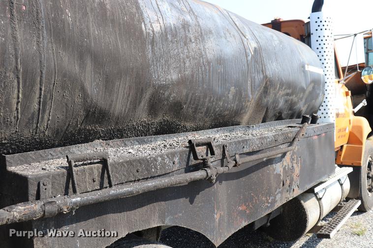 image for item ED9538 1988 Ford L9000 oil distributor truck