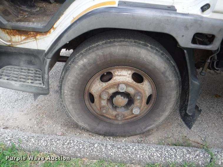 image for item K5911 2004 Mitsubishi Fuso FE640 flatbed truck