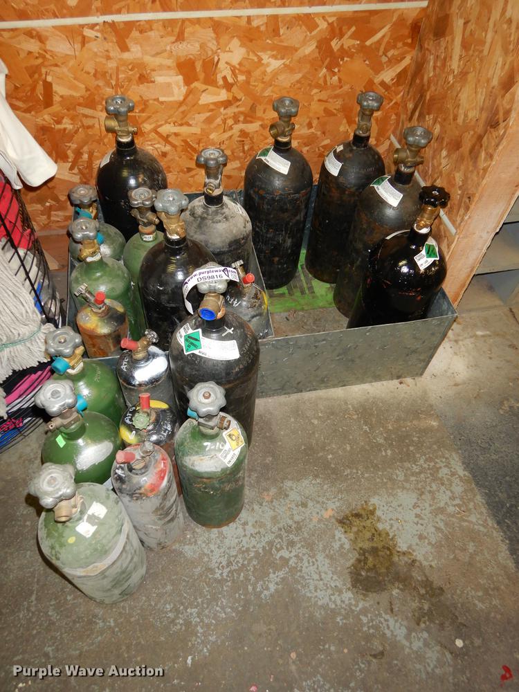 image for item DS9816 (19) bottles of gas