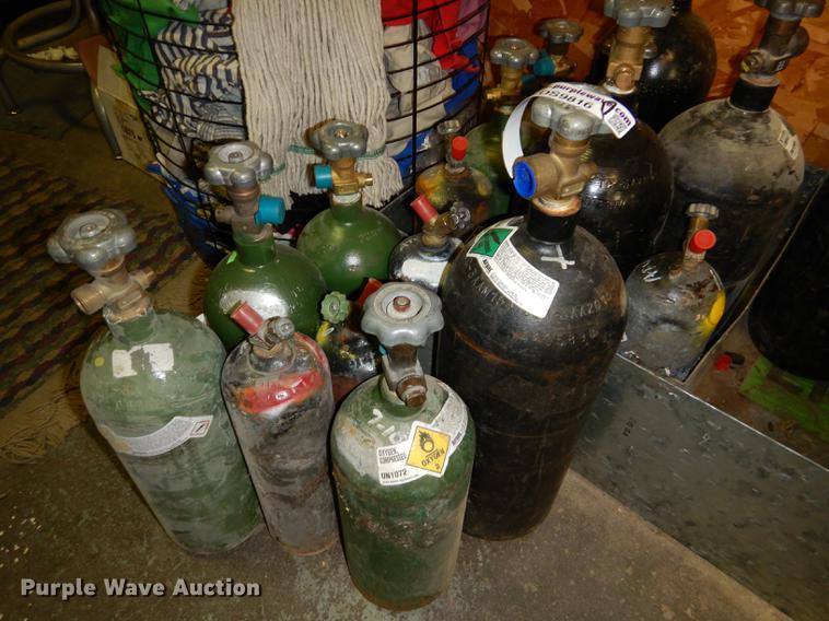 image for item DS9816 (19) bottles of gas