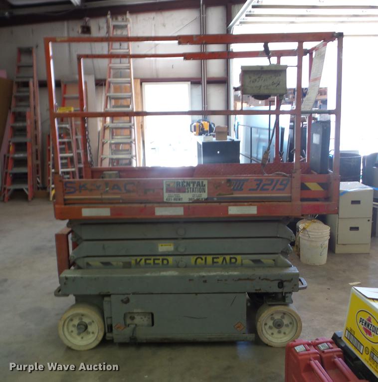 image for item DS9860 Skyjack SJIII 3219 scissor lift
