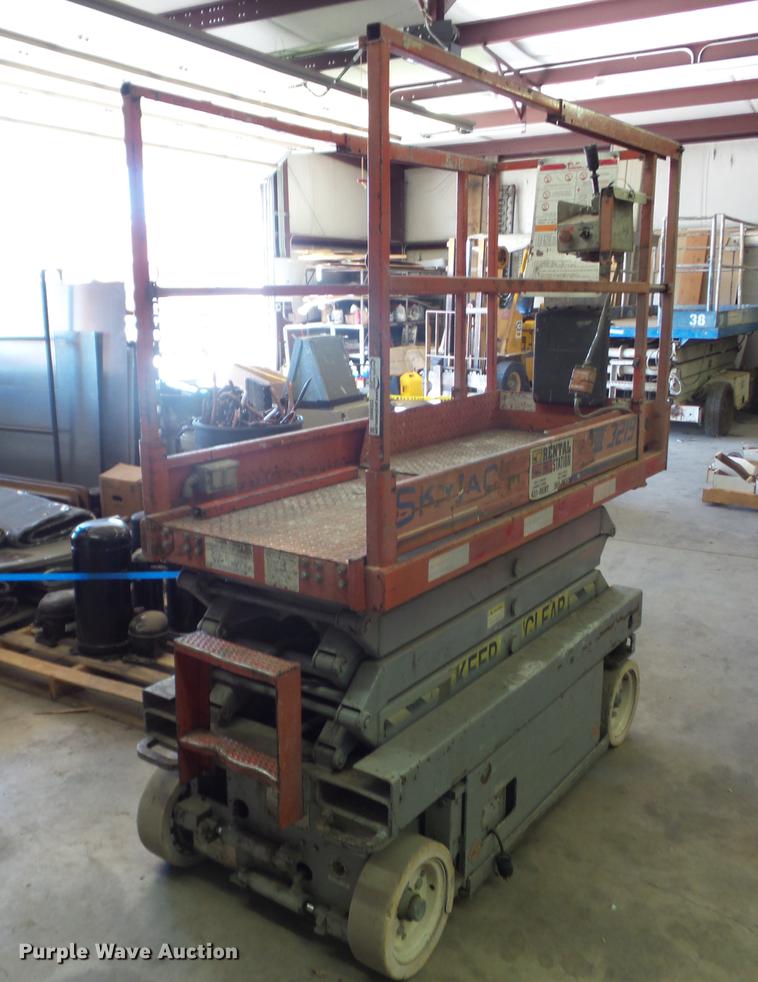 image for item DS9860 Skyjack SJIII 3219 scissor lift
