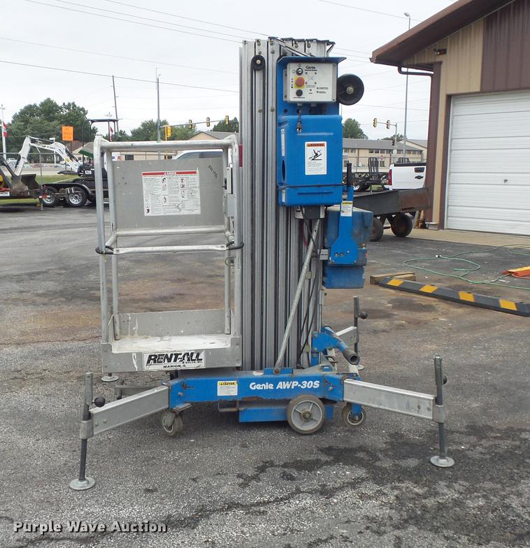 image for item CC9630 2000 Genie AWP-30S vertical lift