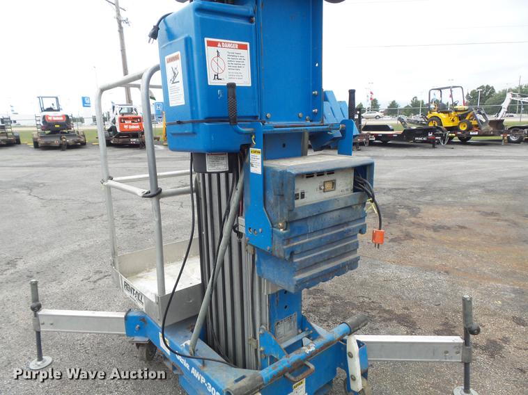 image for item CC9630 2000 Genie AWP-30S vertical lift