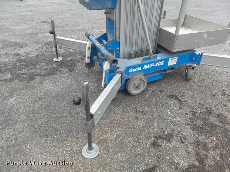 image for item CC9630 2000 Genie AWP-30S vertical lift