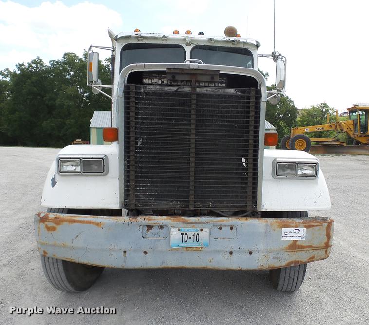 image for item DA2377 1986 Freightliner dump truck
