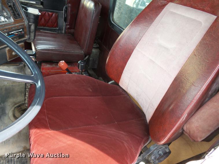 image for item DA2377 1986 Freightliner dump truck