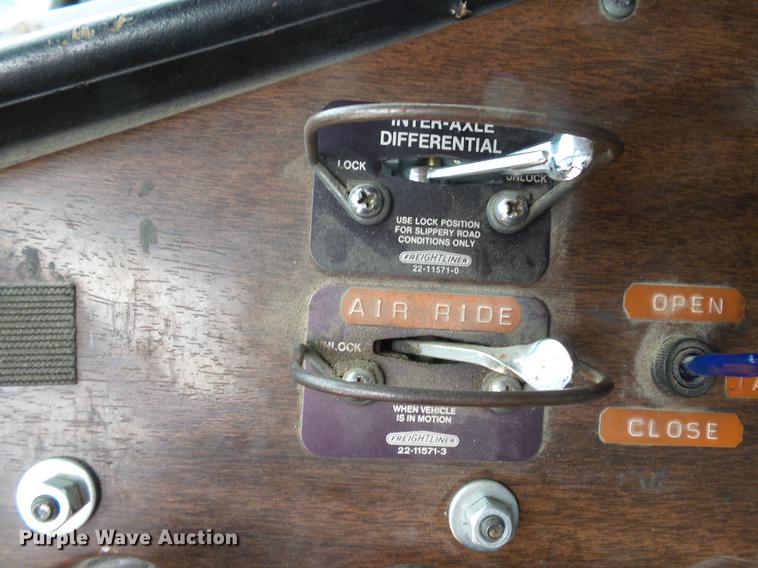 image for item DA2377 1986 Freightliner dump truck