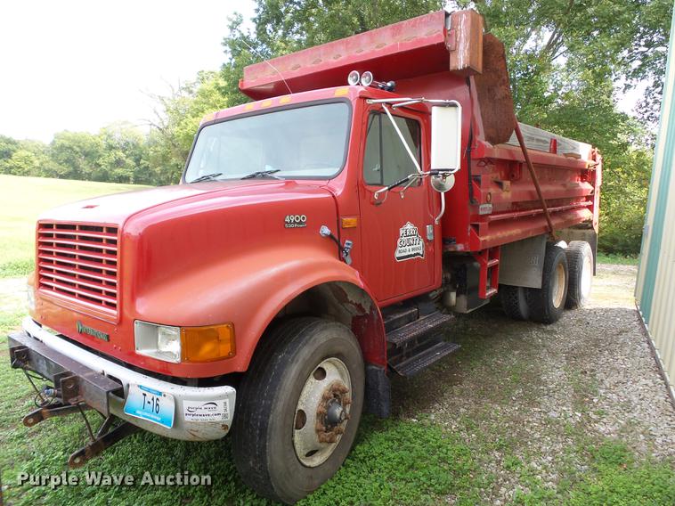 image for item DA2380 1999 International 4900 dump truck