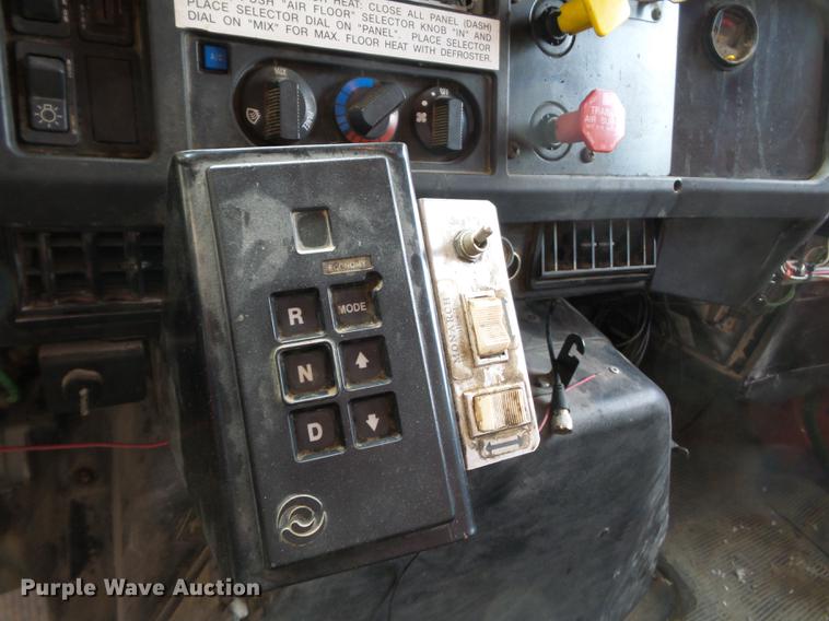 image for item DA2380 1999 International 4900 dump truck