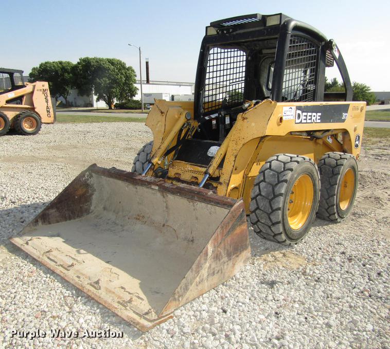 image for item DA3148 2005 John Deere 317 skid steer