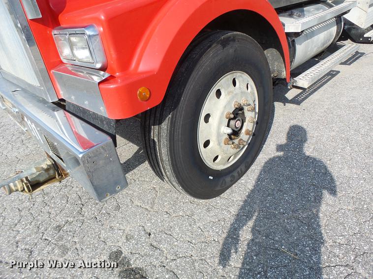 image for item DB1443 2000 Western Star 4964F tank truck