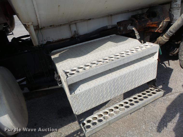 image for item DB1443 2000 Western Star 4964F tank truck