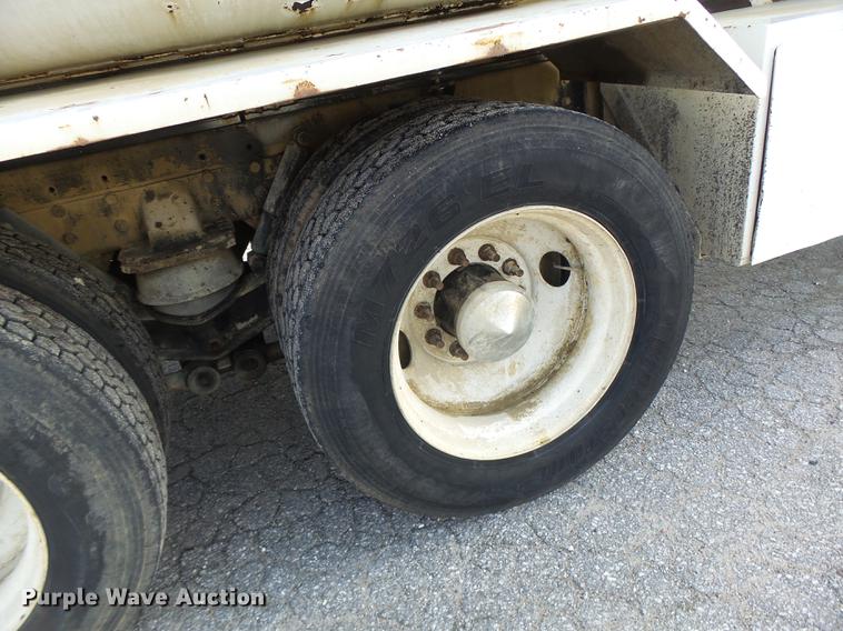 image for item DB1443 2000 Western Star 4964F tank truck