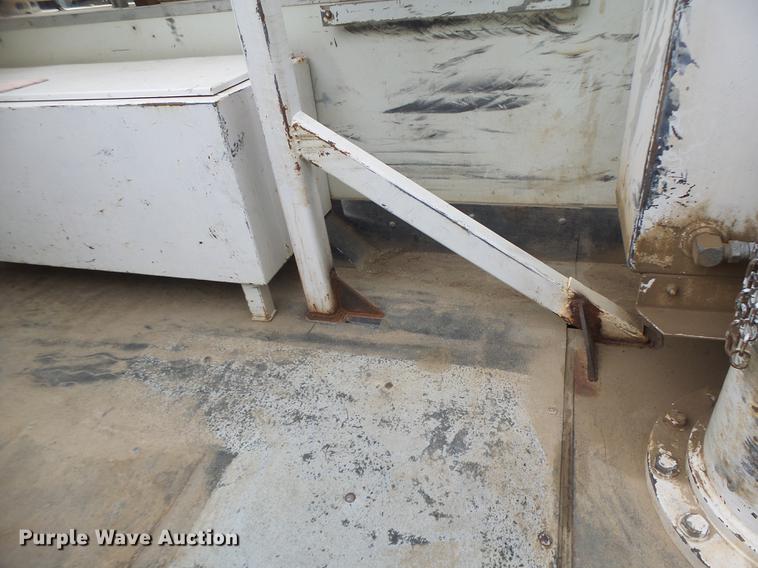 image for item DB1495 2000 International 4700 bucket truck