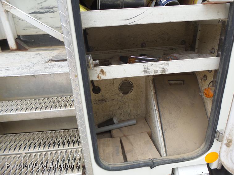 image for item DB1495 2000 International 4700 bucket truck