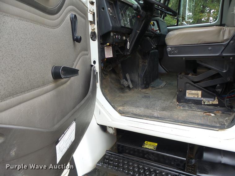 image for item DB1495 2000 International 4700 bucket truck