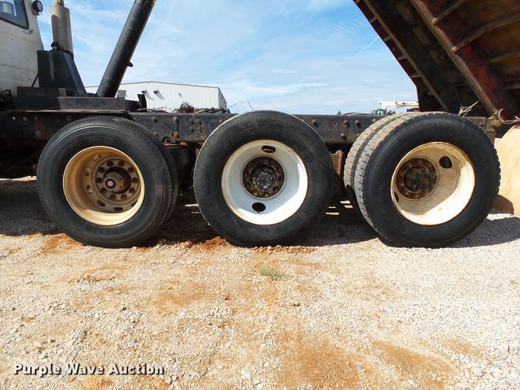 image for item DB4198 1985 Mack R686ST dump truck