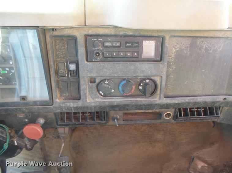 image for item DC3854 1997 International 4700 crane truck