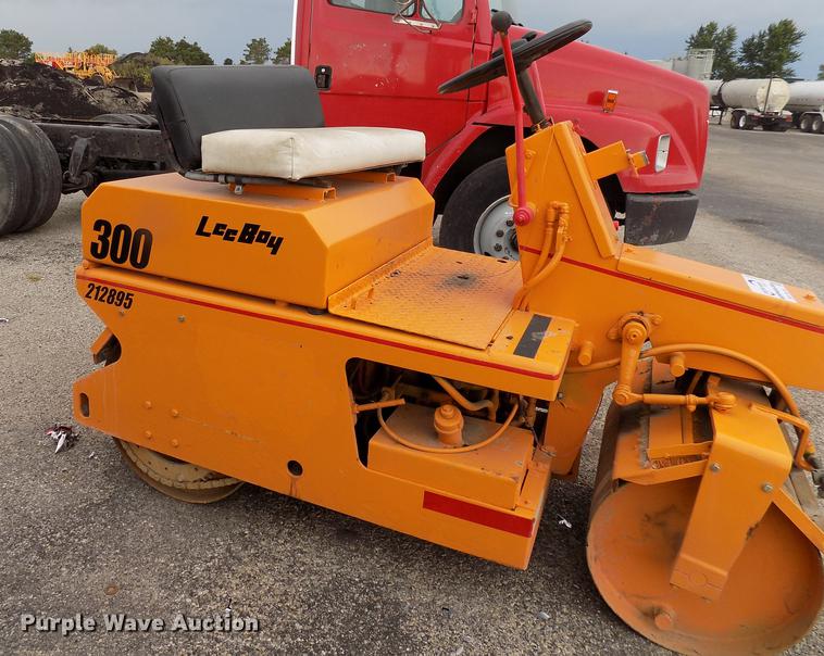 image for item DC4834 LeeBoy 300 double drum roller