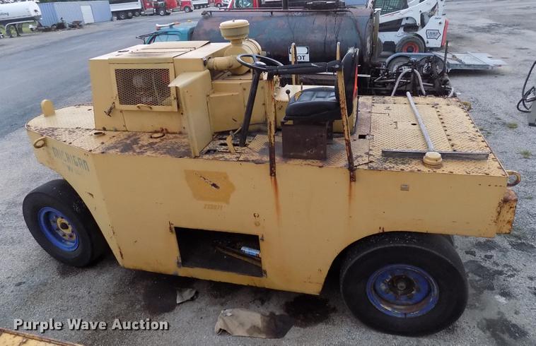 image for item DC4841 Michigan RW140 pneumatic roller