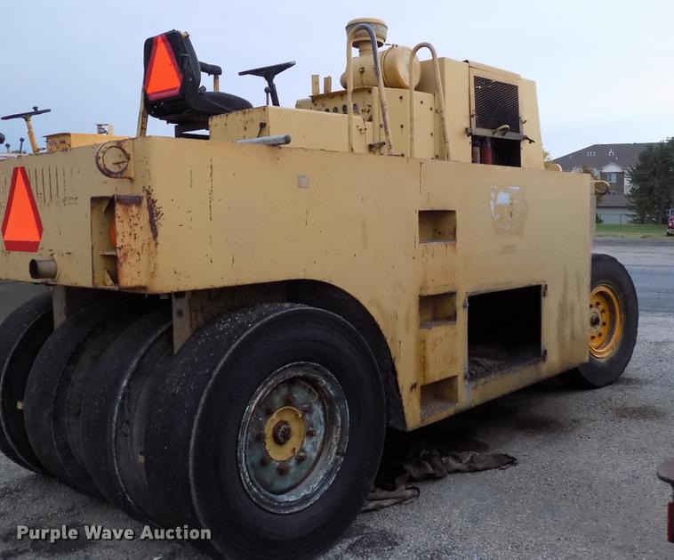 image for item DC4841 Michigan RW140 pneumatic roller