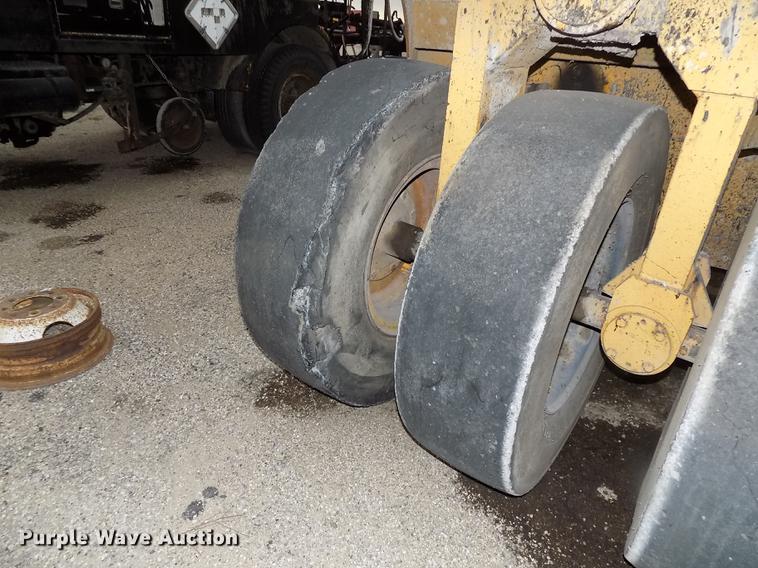 image for item DC4841 Michigan RW140 pneumatic roller