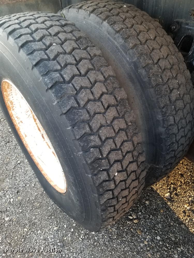 image for item DC4842 2001 Sterling L9500 crane truck