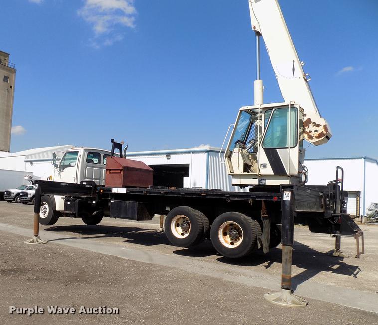 image for item DC4842 2001 Sterling L9500 crane truck