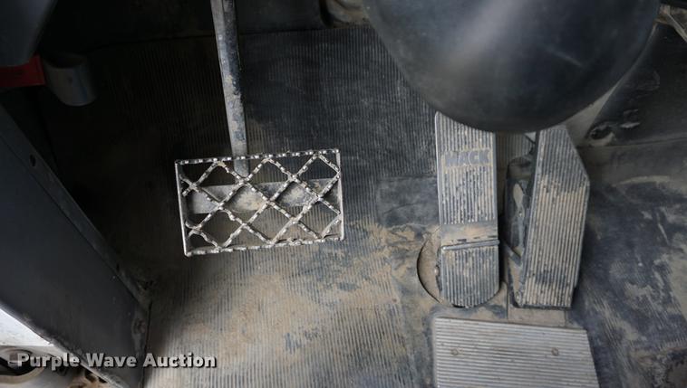 image for item DC5269 2000 Mack RD688S dump truck