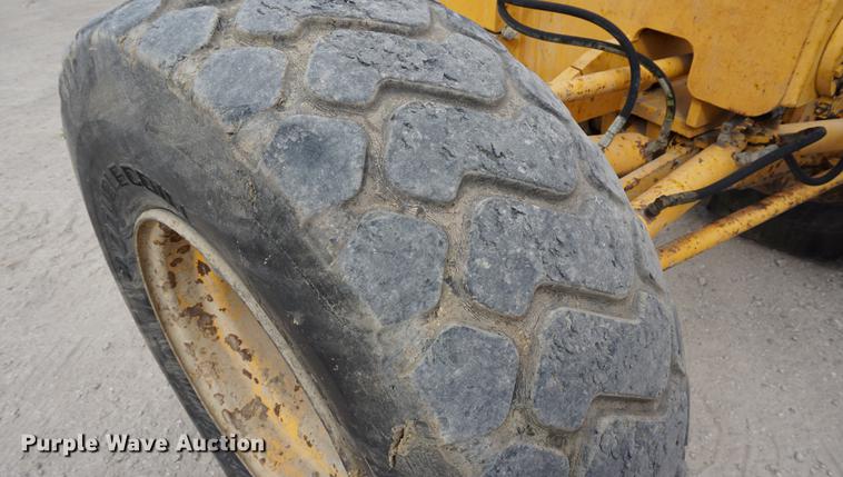 image for item DC5273 1989 Volvo G720B motor grader