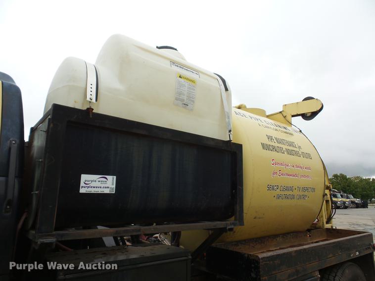 image for item DD2043 2002 GMC 7500 vacuum truck