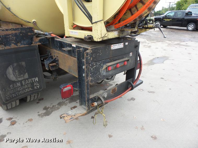 image for item DD2043 2002 GMC 7500 vacuum truck