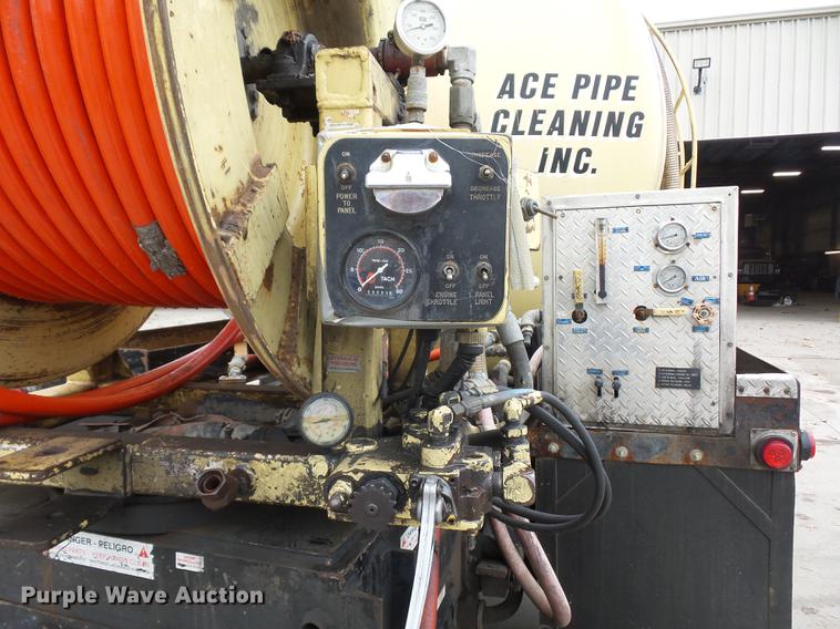 image for item DD2043 2002 GMC 7500 vacuum truck