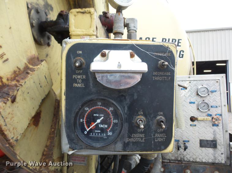 image for item DD2043 2002 GMC 7500 vacuum truck