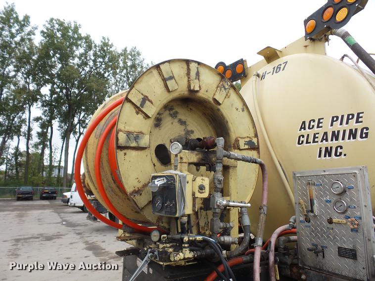 image for item DD2043 2002 GMC 7500 vacuum truck