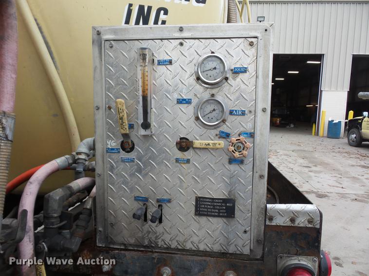 image for item DD2043 2002 GMC 7500 vacuum truck