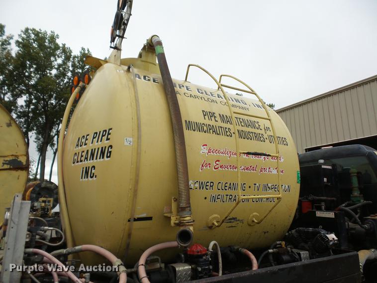 image for item DD2043 2002 GMC 7500 vacuum truck