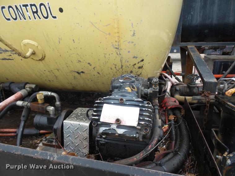 image for item DD2043 2002 GMC 7500 vacuum truck