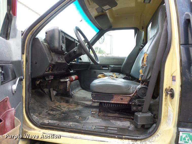 image for item DD2043 2002 GMC 7500 vacuum truck