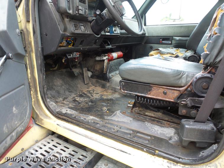 image for item DD2043 2002 GMC 7500 vacuum truck