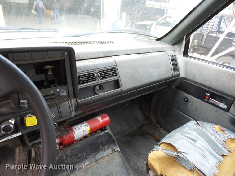 image for item DD2043 2002 GMC 7500 vacuum truck