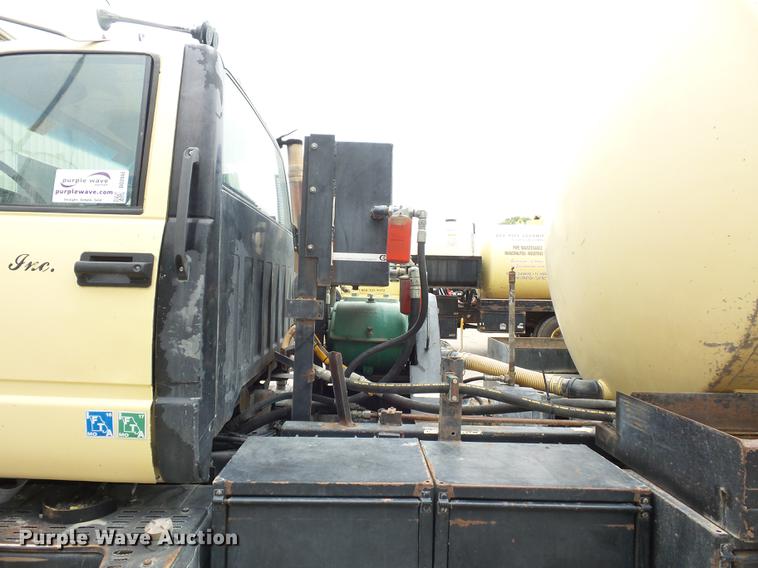 image for item DD2048 1998 GMC C7500 vacuum truck