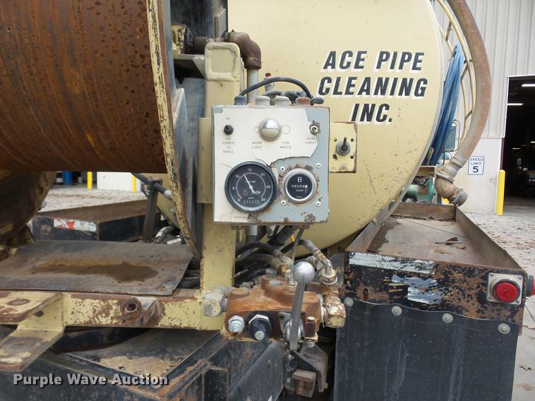 image for item DD2048 1998 GMC C7500 vacuum truck