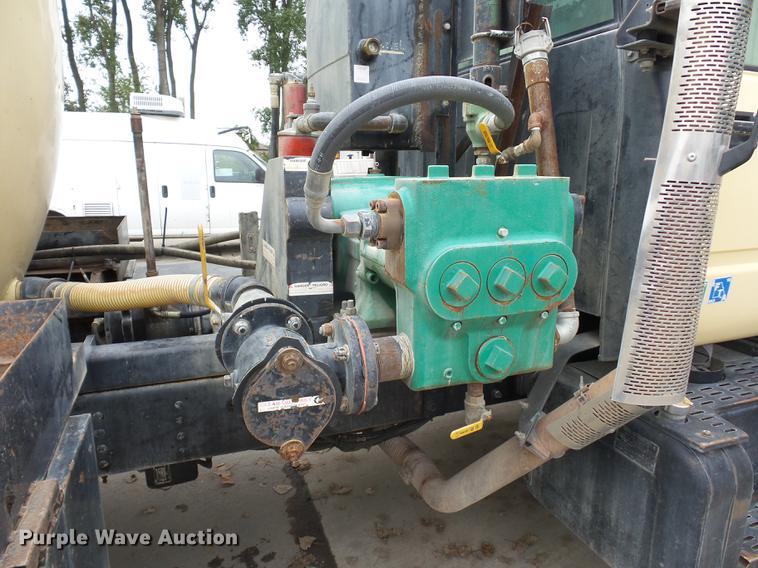 image for item DD2048 1998 GMC C7500 vacuum truck