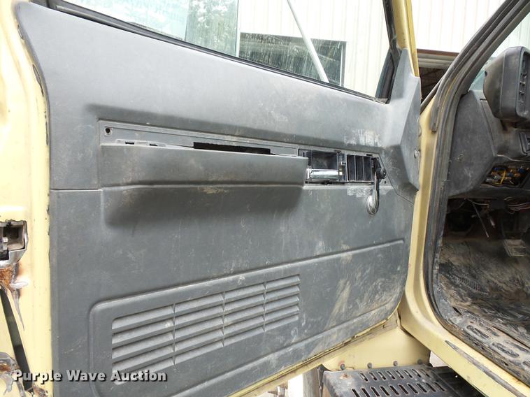 image for item DD2048 1998 GMC C7500 vacuum truck