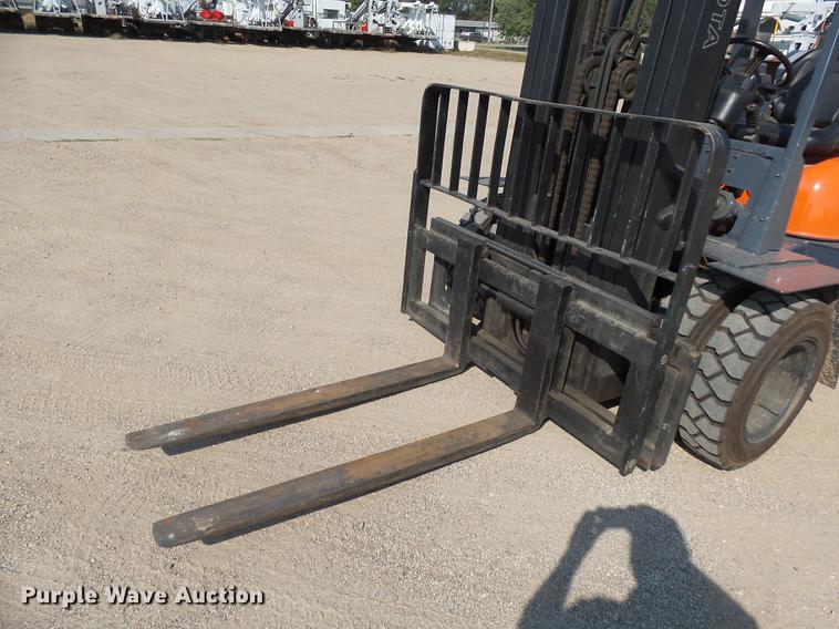 image for item DH9720 1997 Toyota forklift