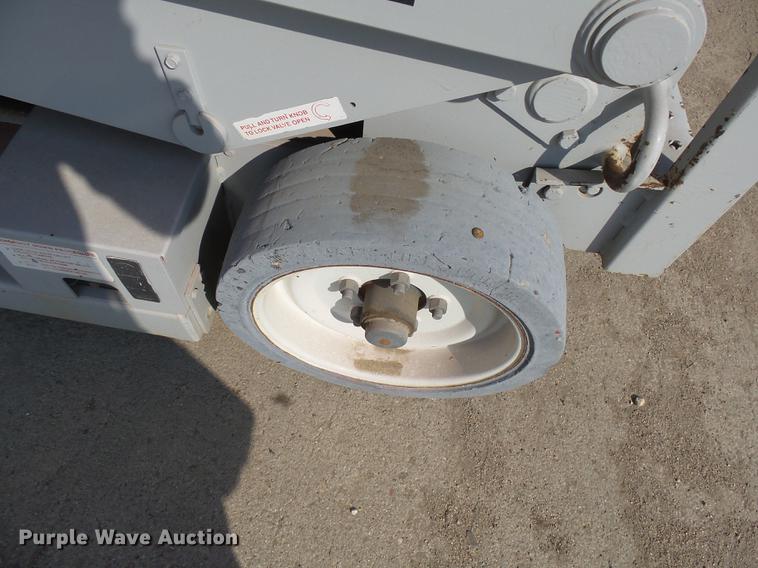 image for item DH9724 1998 Mec 2033ES scissor lift